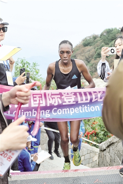 杰罗诺, 冲过终点后, div